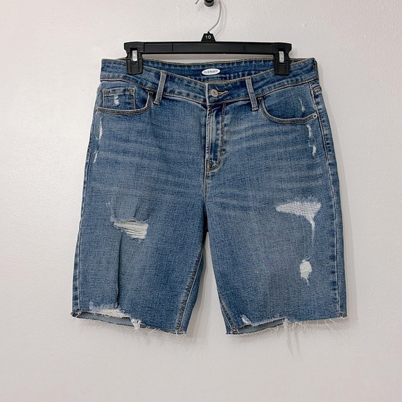 NWOT Old Navy Midrise Medium Wash Bermuda Denim Distressed Jean Shorts Raw hem - Picture 1 of 4